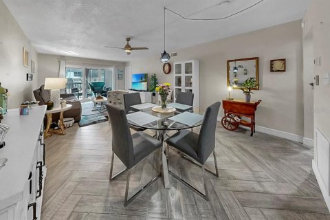 Condo in Seminole, Florida, 2 bedrooms  № 2228523 - photo 12