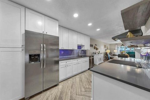 Condo in Seminole, Florida, 2 bedrooms  № 2228523 - photo 5