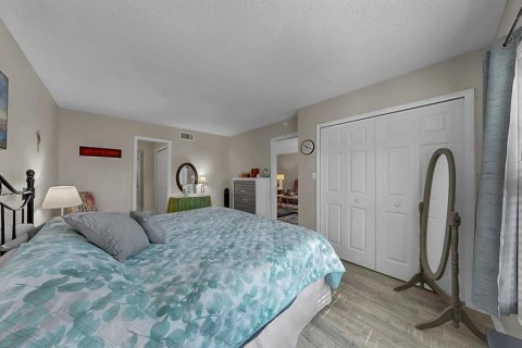 Condo in Seminole, Florida, 2 bedrooms  № 2228523 - photo 20
