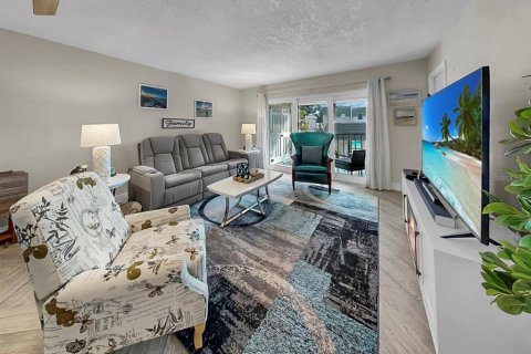 Condo in Seminole, Florida, 2 bedrooms  № 2228523 - photo 14