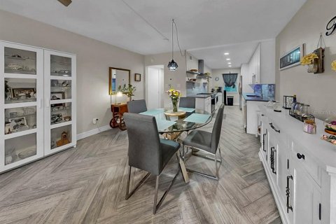 Condo in Seminole, Florida, 2 bedrooms  № 2228523 - photo 11