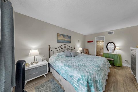 Condo in Seminole, Florida, 2 bedrooms  № 2228523 - photo 19