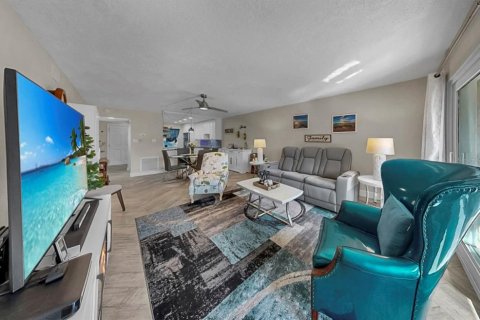 Condo in Seminole, Florida, 2 bedrooms  № 2228523 - photo 17