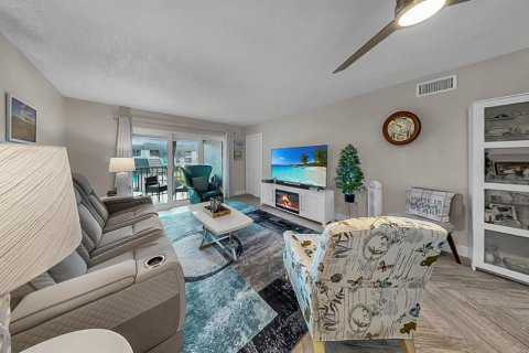 Condo in Seminole, Florida, 2 bedrooms  № 2228523 - photo 16