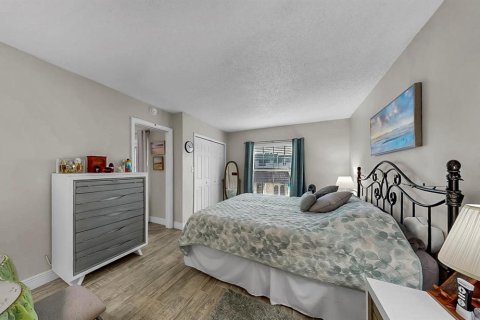Condo in Seminole, Florida, 2 bedrooms  № 2228523 - photo 18