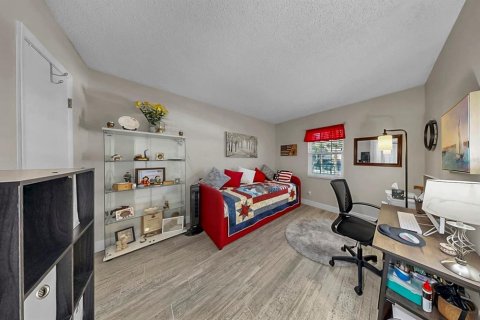 Condo in Seminole, Florida, 2 bedrooms  № 2228523 - photo 24