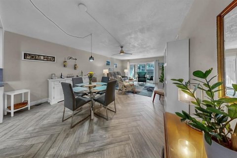 Condo in Seminole, Florida, 2 bedrooms  № 2228523 - photo 13