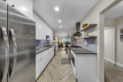Condo in Seminole, Florida, 2 bedrooms  № 2228523 - photo 6