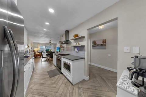 Condo in Seminole, Florida, 2 bedrooms  № 2228523 - photo 9