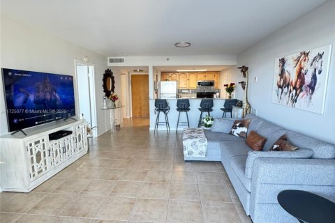 Condo in North Bay Village, Florida, 2 bedrooms  № 1477258 - photo 12