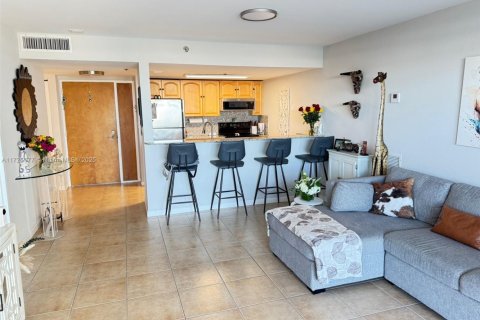 Condo in North Bay Village, Florida, 2 bedrooms  № 1477258 - photo 11