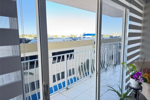 Condo in North Bay Village, Florida, 2 bedrooms  № 1477258 - photo 5