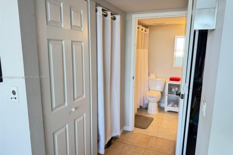 Condo in North Bay Village, Florida, 2 bedrooms  № 1477258 - photo 17