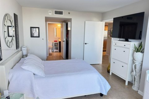 Condo in North Bay Village, Florida, 2 bedrooms  № 1477258 - photo 15