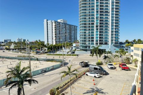 Condo in North Bay Village, Florida, 2 bedrooms  № 1477258 - photo 4