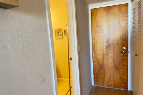 Condo in North Bay Village, Florida, 2 bedrooms  № 1477258 - photo 20