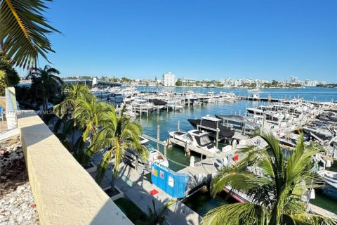 Condo in North Bay Village, Florida, 2 bedrooms  № 1477258 - photo 29