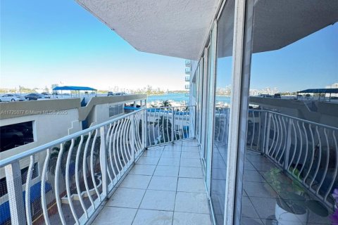 Condo in North Bay Village, Florida, 2 bedrooms  № 1477258 - photo 1
