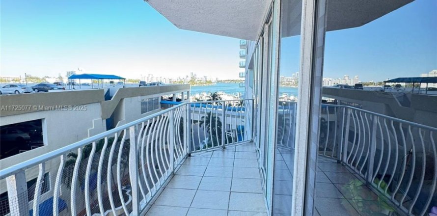 Condo in North Bay Village, Florida, 2 bedrooms  № 1477258