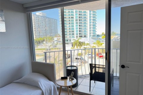 Condo in North Bay Village, Florida, 2 bedrooms  № 1477258 - photo 23