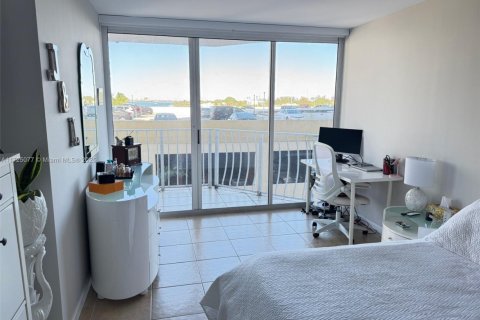 Condo in North Bay Village, Florida, 2 bedrooms  № 1477258 - photo 16