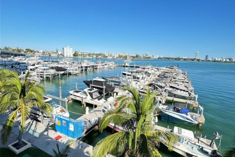 Condo in North Bay Village, Florida, 2 bedrooms  № 1477258 - photo 30