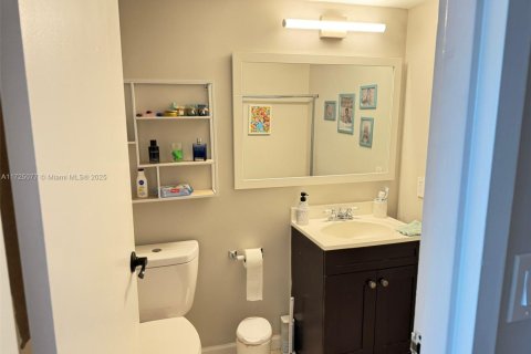Condo in North Bay Village, Florida, 2 bedrooms  № 1477258 - photo 24