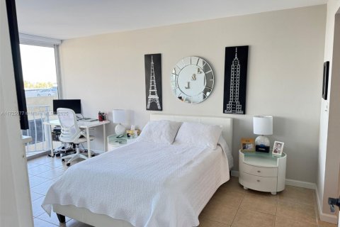Condo in North Bay Village, Florida, 2 bedrooms  № 1477258 - photo 13