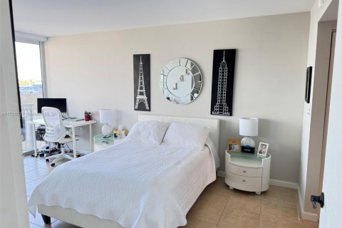 Condo in North Bay Village, Florida, 2 bedrooms  № 1477258 - photo 14