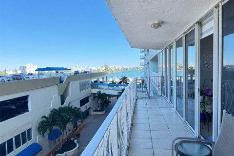 Condo in North Bay Village, Florida, 2 bedrooms  № 1477258 - photo 2