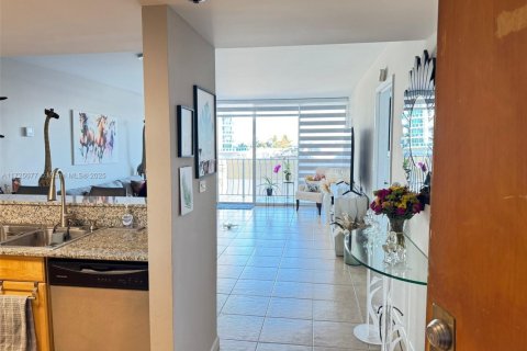Condo in North Bay Village, Florida, 2 bedrooms  № 1477258 - photo 10
