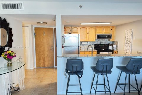 Condo in North Bay Village, Florida, 2 bedrooms  № 1477258 - photo 8