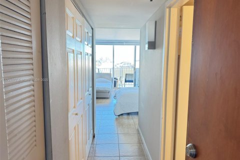 Condo in North Bay Village, Florida, 2 bedrooms  № 1477258 - photo 19
