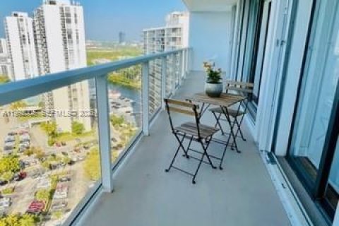 Condominio en alquiler en Aventura, Florida, 2 dormitorios, 106.84 m2 № 2055440 - foto 3