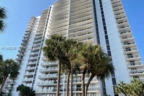 Condominio en alquiler en Aventura, Florida, 2 dormitorios, 106.84 m2 № 2055440 - foto 30