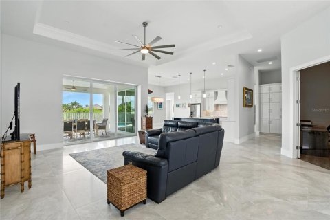 House in Cape Coral, Florida 3 bedrooms, 257.25 sq.m. № 1831194 - photo 18