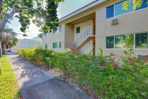 Casa en alquiler en Coral Gables, Florida, 1 dormitorio, 55.74 m2 № 1953656 - foto 1