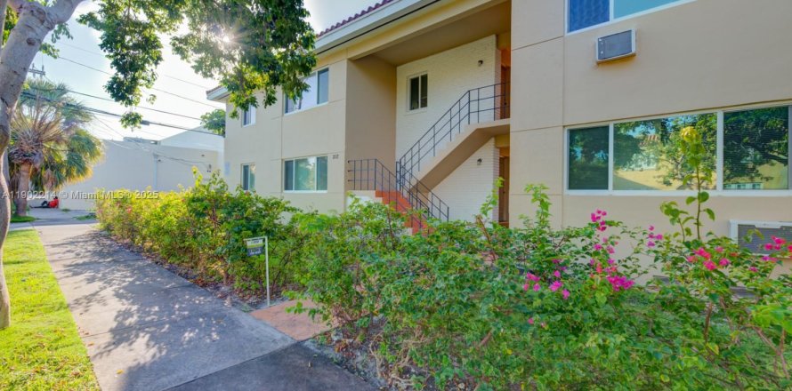 Casa en Coral Gables, Florida 1 dormitorio, 55.74 m2 № 1953656