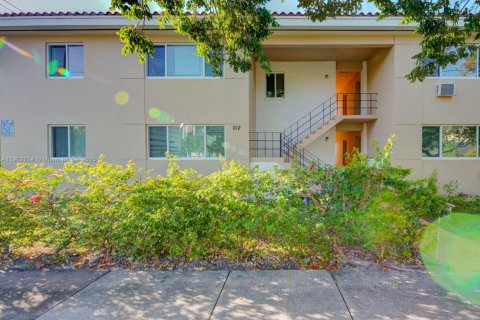 Casa en alquiler en Coral Gables, Florida, 1 dormitorio, 55.74 m2 № 1953656 - foto 13