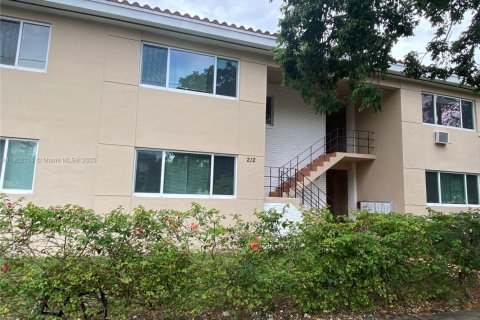 Casa en alquiler en Coral Gables, Florida, 1 dormitorio, 55.74 m2 № 1953656 - foto 12