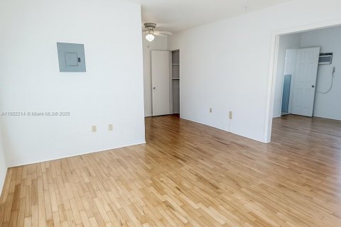 Casa en alquiler en Coral Gables, Florida, 1 dormitorio, 55.74 m2 № 1953656 - foto 4