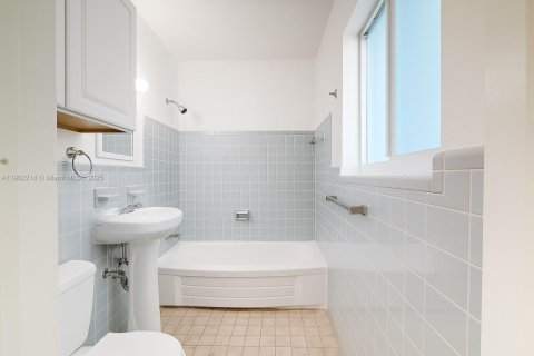 Casa en alquiler en Coral Gables, Florida, 1 dormitorio, 55.74 m2 № 1953656 - foto 6