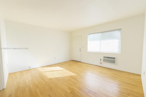 Casa en alquiler en Coral Gables, Florida, 1 dormitorio, 55.74 m2 № 1953656 - foto 3