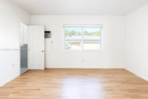 Casa en alquiler en Coral Gables, Florida, 1 dormitorio, 55.74 m2 № 1953656 - foto 5