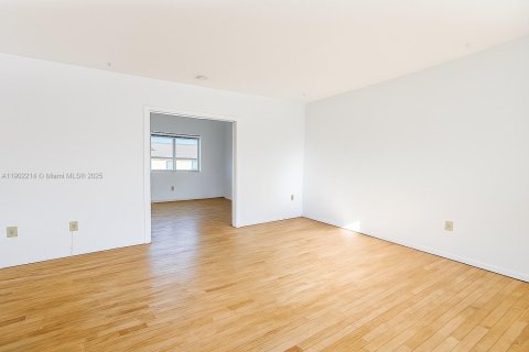 Casa en alquiler en Coral Gables, Florida, 1 dormitorio, 55.74 m2 № 1953656 - foto 2