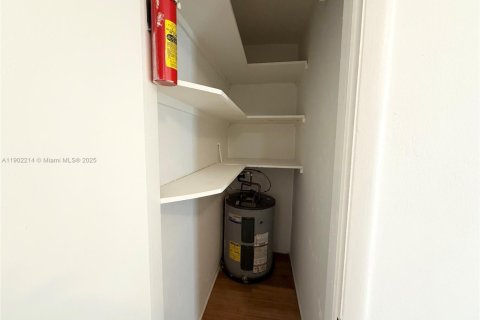 Casa en alquiler en Coral Gables, Florida, 1 dormitorio, 55.74 m2 № 1953656 - foto 11