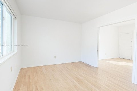 Casa en alquiler en Coral Gables, Florida, 1 dormitorio, 55.74 m2 № 1953656 - foto 8