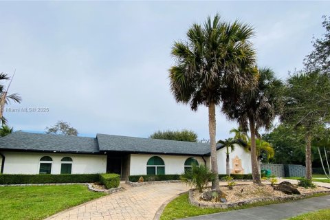 Casa en Cutler Bay, Florida 4 dormitorios, 244.7 m2 № 2000232