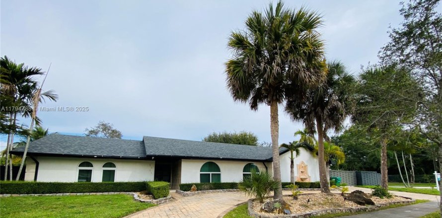 Casa en Cutler Bay, Florida 4 dormitorios, 244.7 m2 № 2000232
