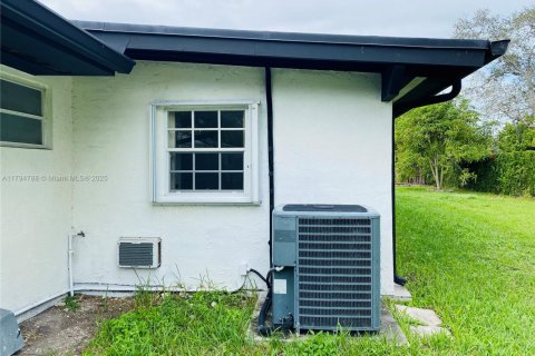 Casa en venta en Cutler Bay, Florida, 4 dormitorios, 244.7 m2 № 2000232 - foto 27